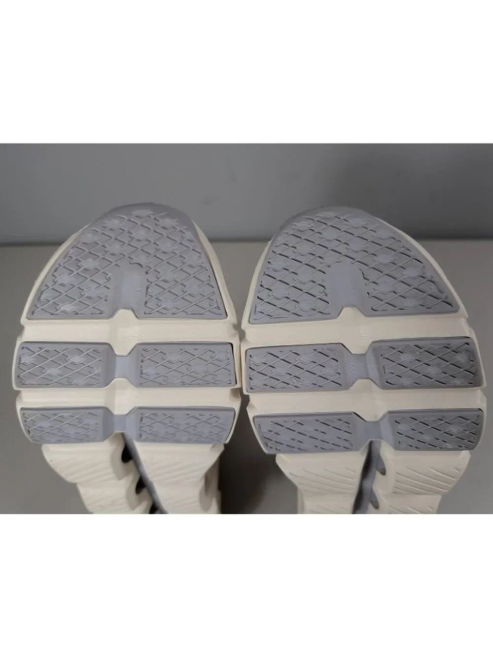 On Cloud swift shoes in ivory/pink color sneakers women's size 11